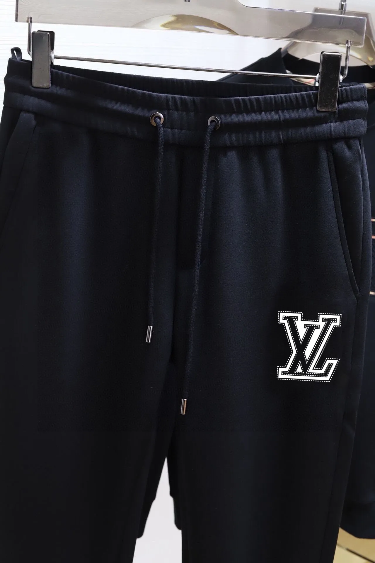 🅿️380 [LV Louis Vuitton] (Fat Man Gospel) hot-selling suit is coming. Focus on the original version of the official website. 2025 new hot-selling sweatshirt suit. The original order is hard to buy🇭🇰. It is the meticulous work of top designers for a fitting and perfect upper body effect. All-natural high-quality Roman cotton 100%, close-fitting comfort, noble and elegant! Original hardware embodies elegance and nobility! Counter size: M-5XL (maximum wear up to 220 pounds)